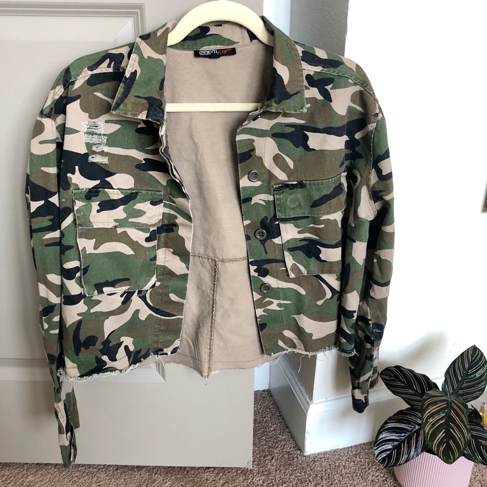 💪🏼 Cropped, distressed camo jacket 💪🏼
